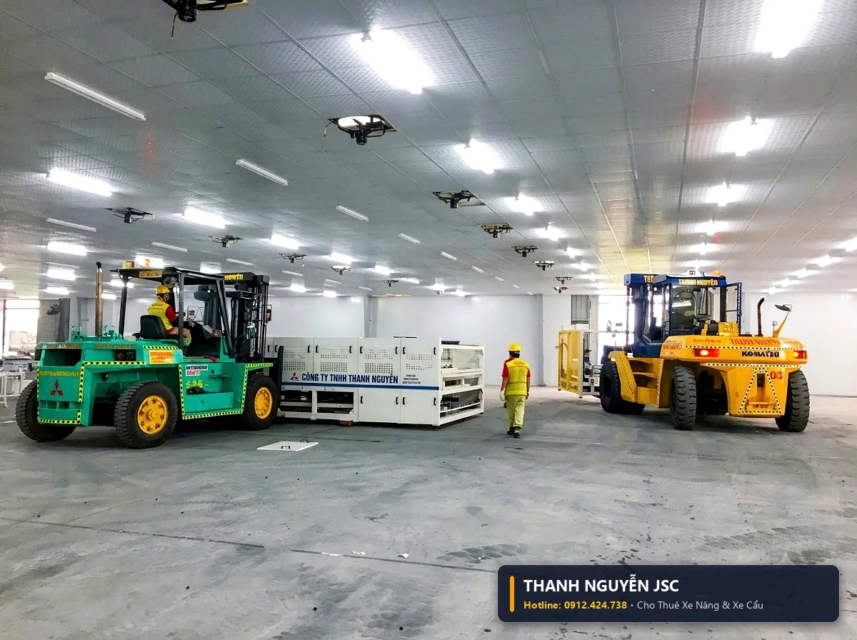 Xe nâng Mitsubishi và xe nâng Komatsu được bố trí hợp lý hai đầu dây chuyền lắp ráp nhà xưởng