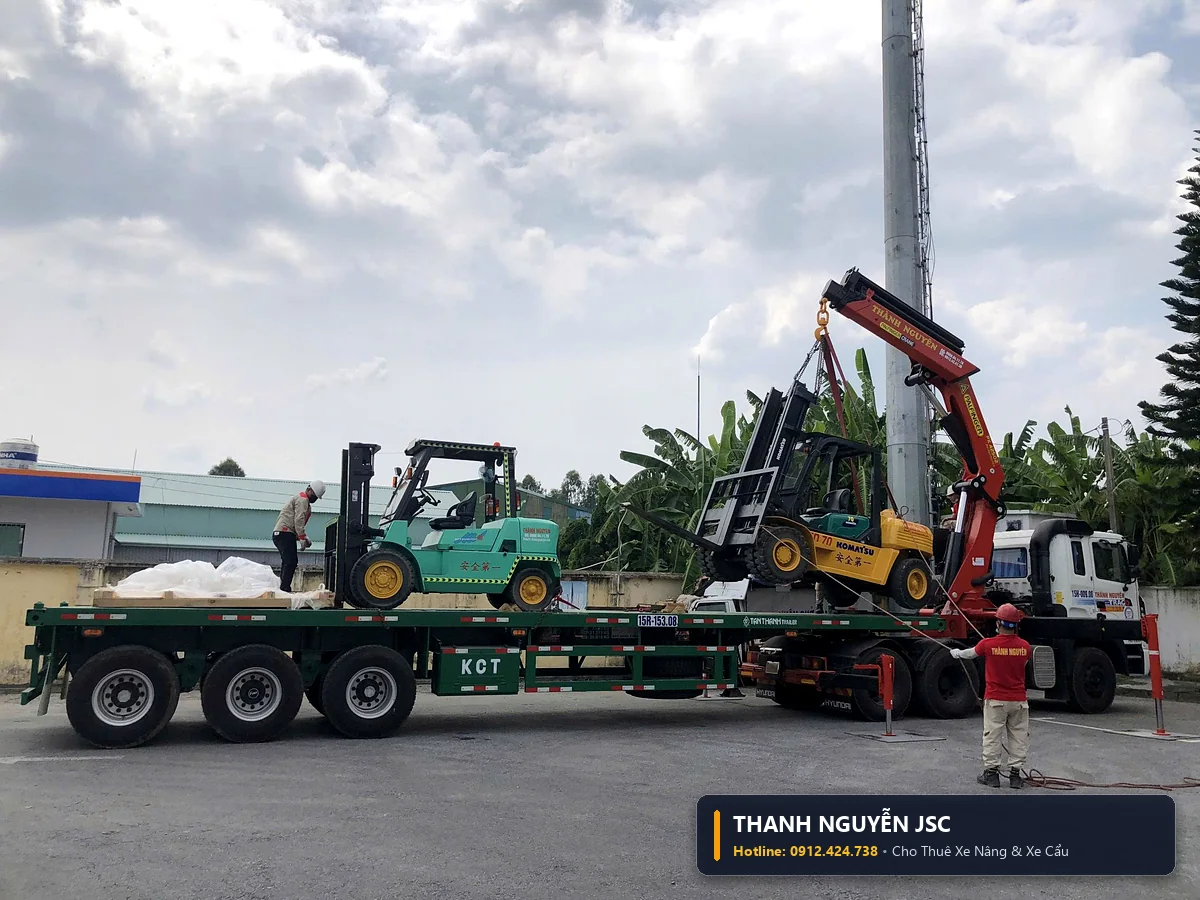 Cần cẩu gập khúc Palfinger vươn dài cơ động cẩu nâng hạ thiết bị máy móc vào kho xưởng KCN