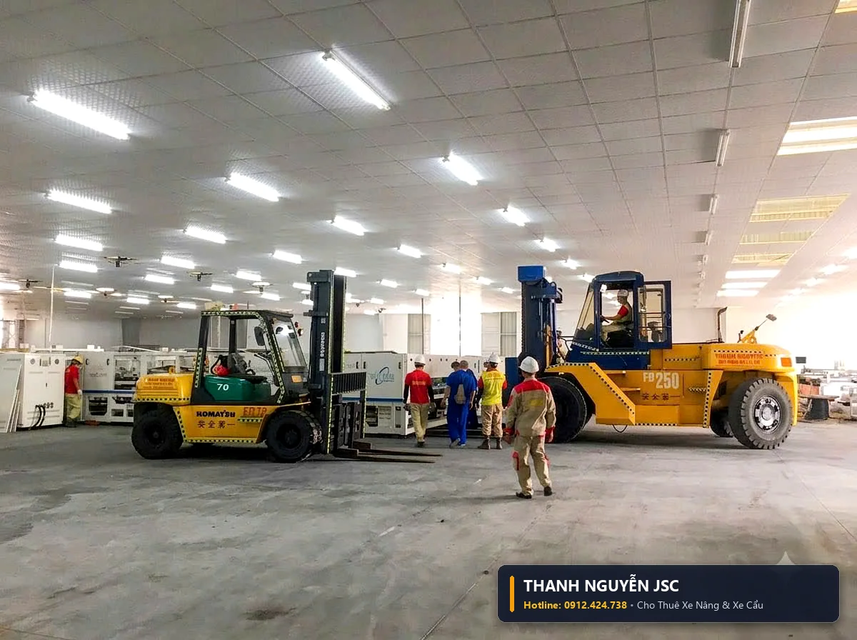 Kỹ thuật nâng đồng bộ bằng 2 xe nâng cho kiện máy móc dài trên 15m đảm bảo thăng bằng an toàn