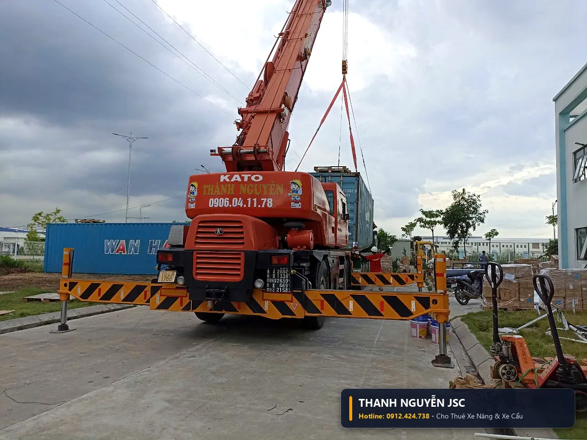Hệ thống chân chống thủy lực xe cẩu 25 tấn Kato kê đệm gỗ chống lún an toàn tuyệt đối khi nâng tải