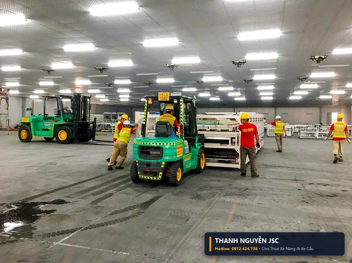 Quang cảnh sôi động dàn xe nâng THÀNH HUY HOÀNG tại Hải Dương thi công trong xưởng công nghiệp trần cao đèn led