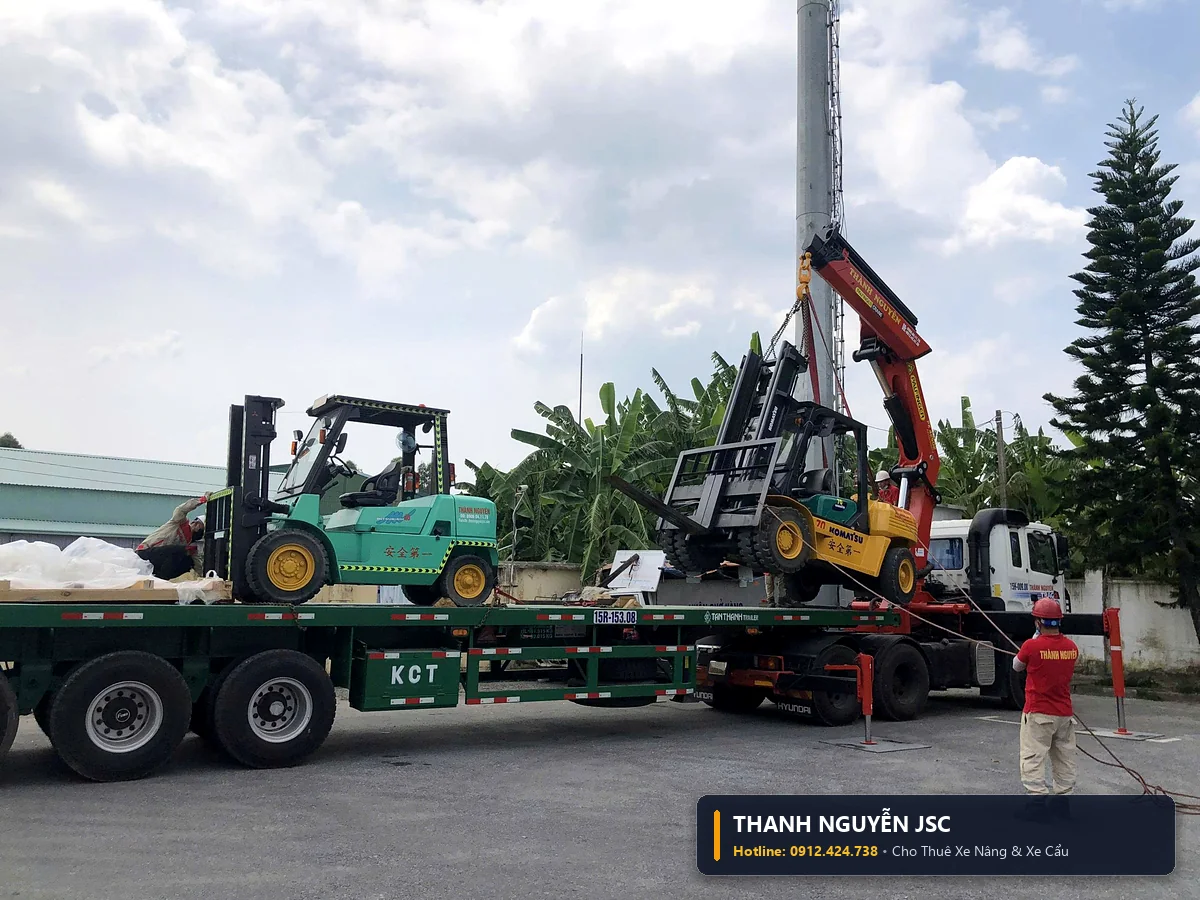 Kỹ thuật viên THÀNH HUY HOÀNG tại Hải Dương điều khiển cần cẩu tự hành Palfinger trang bị đầy đủ bảo hộ lao động