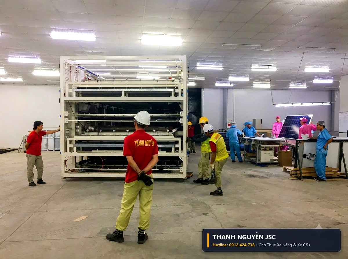 Công nhân kỹ thuật THÀNH HUY HOÀNG tại Hải Dương hướng dẫn căn chỉnh khung máy thép công nghiệp nhiều tầng