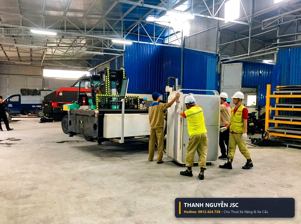 Công nhân THÀNH HUY HOÀNG tại Hải Dương sử dụng con lăn rùa cơ khí và kích thủy lực kết hợp xe nâng di chuyển máy vào góc xưởng