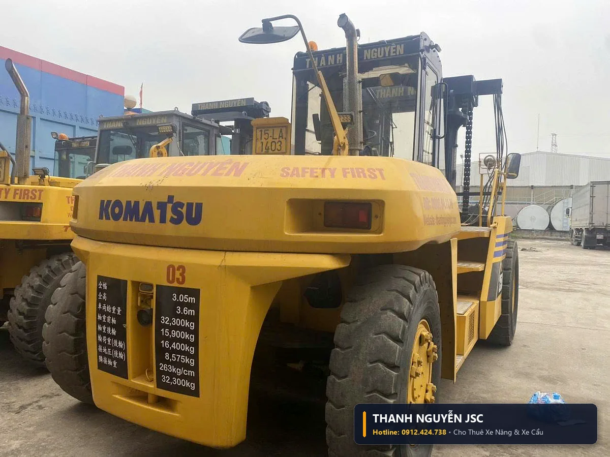 Chi tiết đuôi xe và đối trọng đúc xe nâng Komatsu FD250 tổng trọng lượng bản thân 32300kg tại bãi xe THÀNH HUY HOÀNG tại Hải Dương