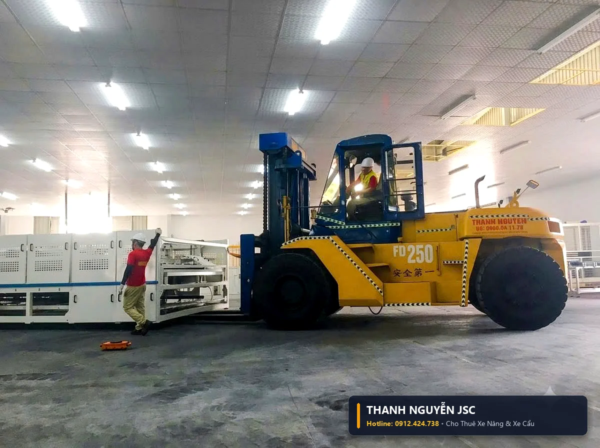 Góc nhìn ngang thân xe nâng Komatsu FD250 với bánh lốp kép khổng lồ và đối trọng đuôi vững chãi