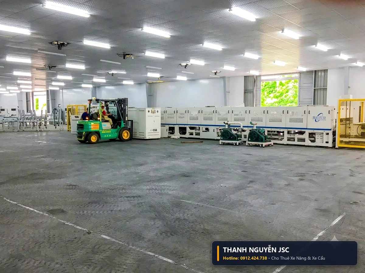 Gian xưởng lắp đặt dây chuyền máy móc công nghệ cao hiện đại với sự phục vụ của xe nâng THÀNH HUY HOÀNG tại Hải Dương