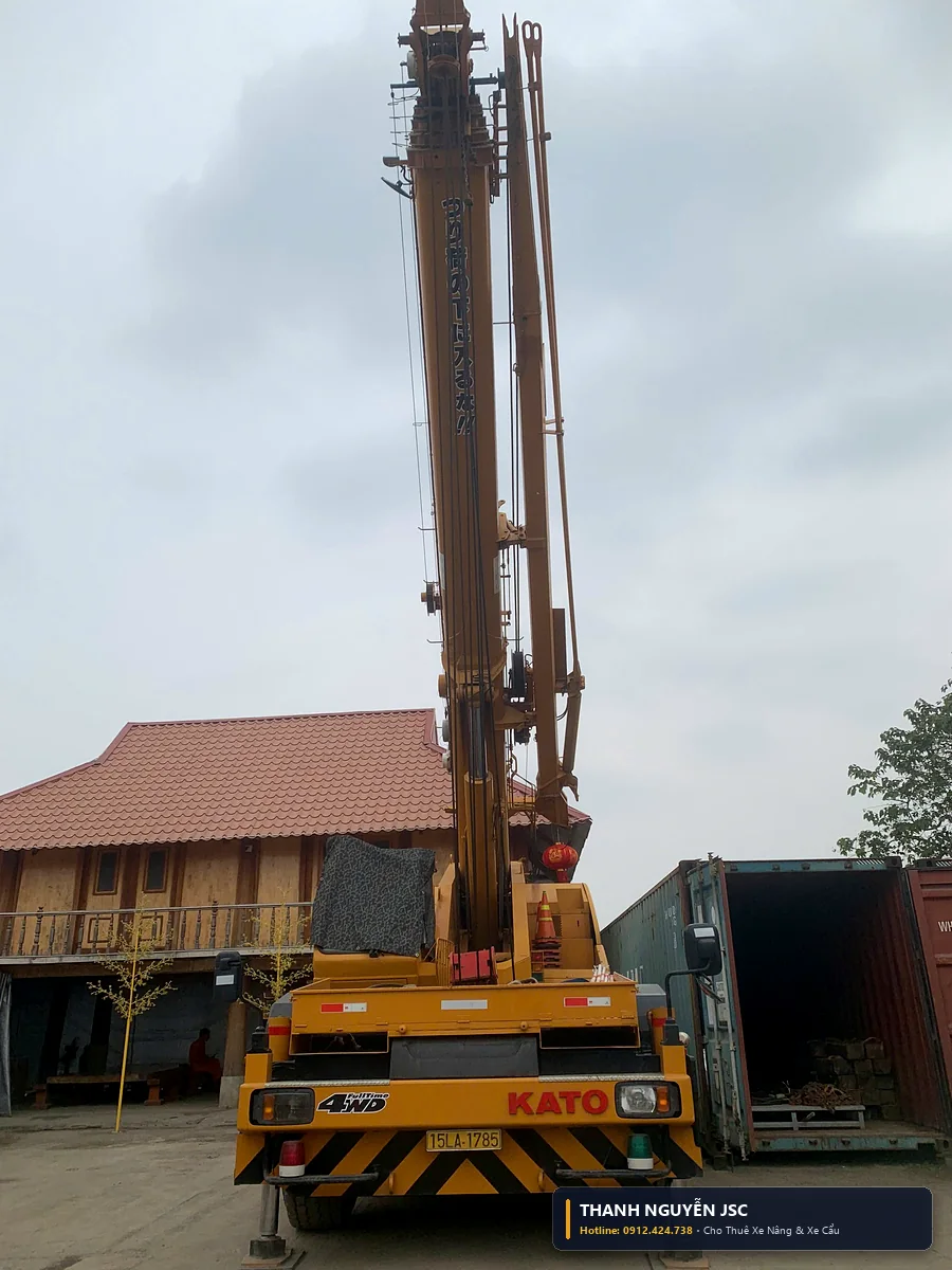 Hệ thống mâm quay 360 độ và xi lanh thủy lực nâng cần xe cẩu 50 tấn Kato vận hành êm ái