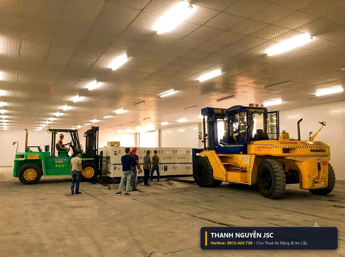 Xe nâng Mitsubishi và xe nâng Komatsu phối hợp bốc dỡ máy móc dây chuyền sản xuất