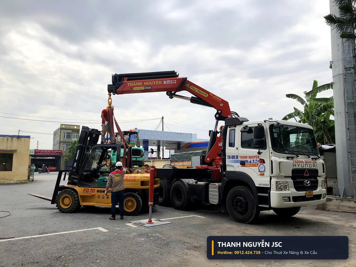 Cho thuê xe cẩu tự hành cần gập Palfinger bốc dỡ xe nâng Komatsu và thiết bị công nghiệp nặng - THÀNH HUY HOÀNG tại Hải Dương
