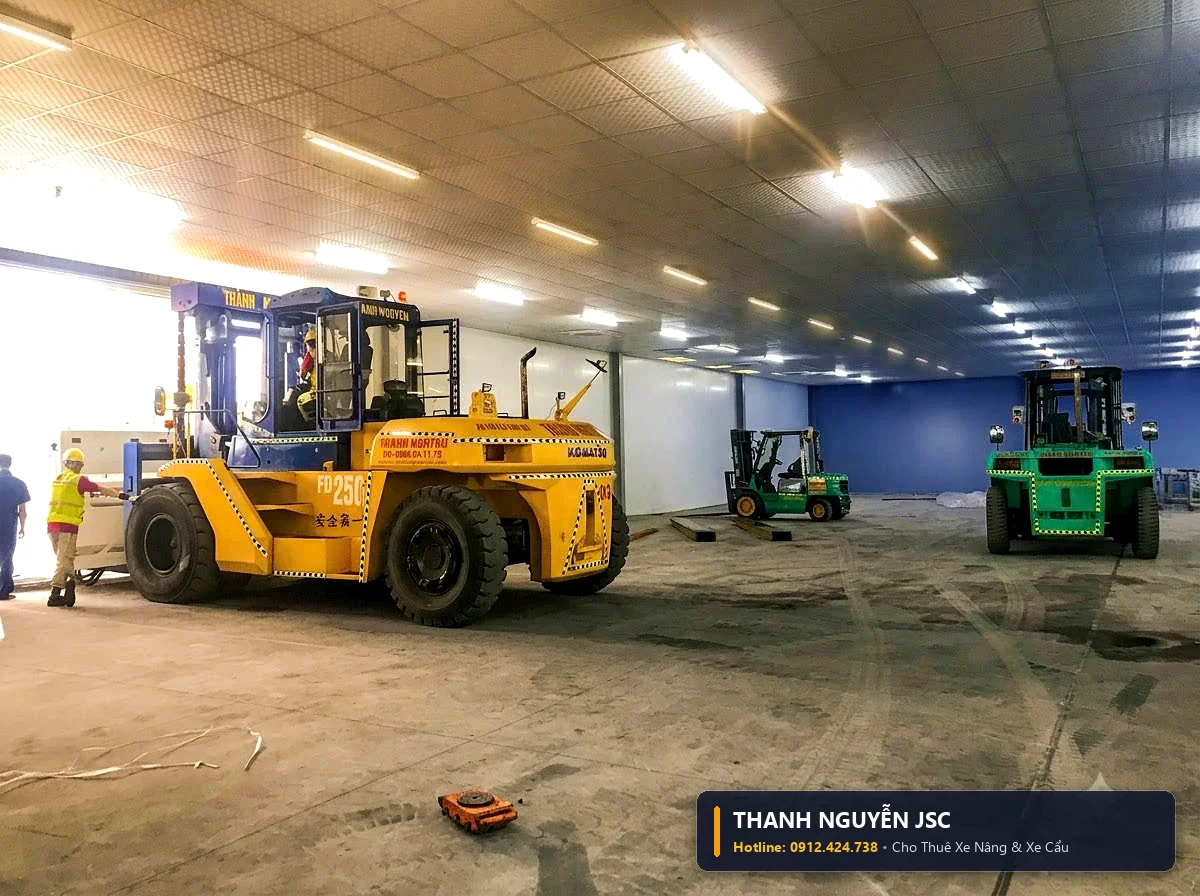 Toàn cảnh nhà xưởng công nghiệp quy mô lớn với dàn xe nâng Komatsu và Mitsubishi của THÀNH HUY HOÀNG tại Hải Dương đang thi công