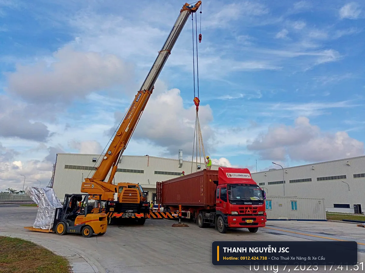 Toàn cảnh xe cẩu 50 tấn Kato hoạt động tại đại công trường dự án KCN trọng điểm - THÀNH HUY HOÀNG tại Hải Dương