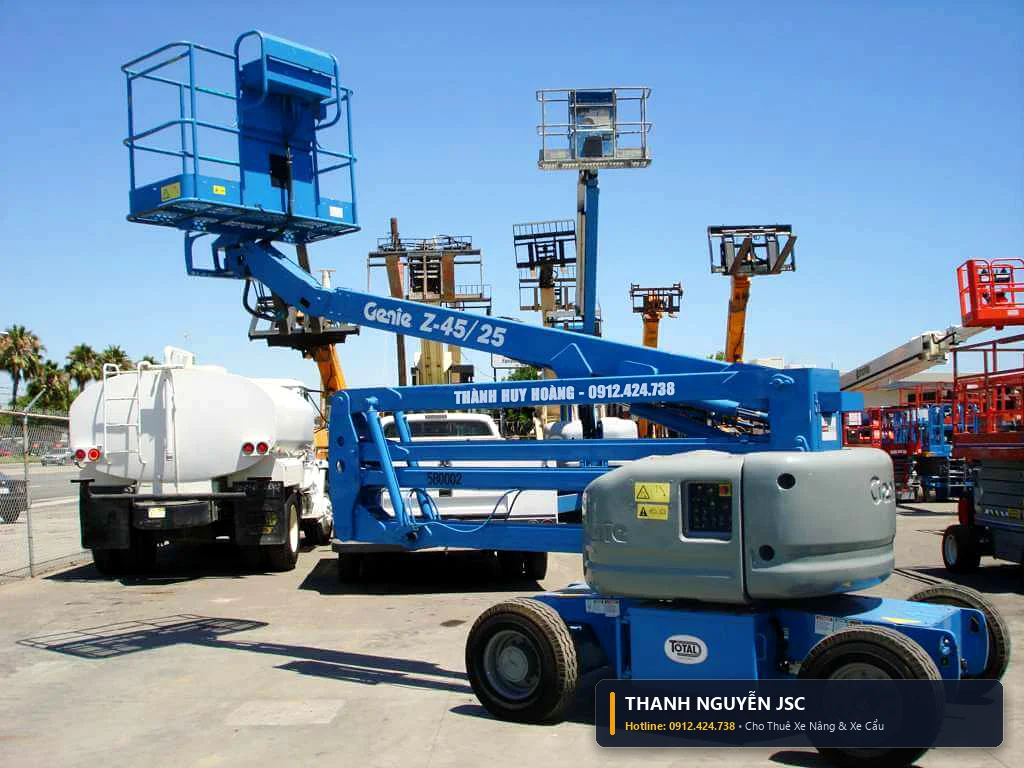 Xe nâng cắt kéo thi công hệ thống PCCC và máng cáp điện - THÀNH HUY HOÀNG tại Hải Dương