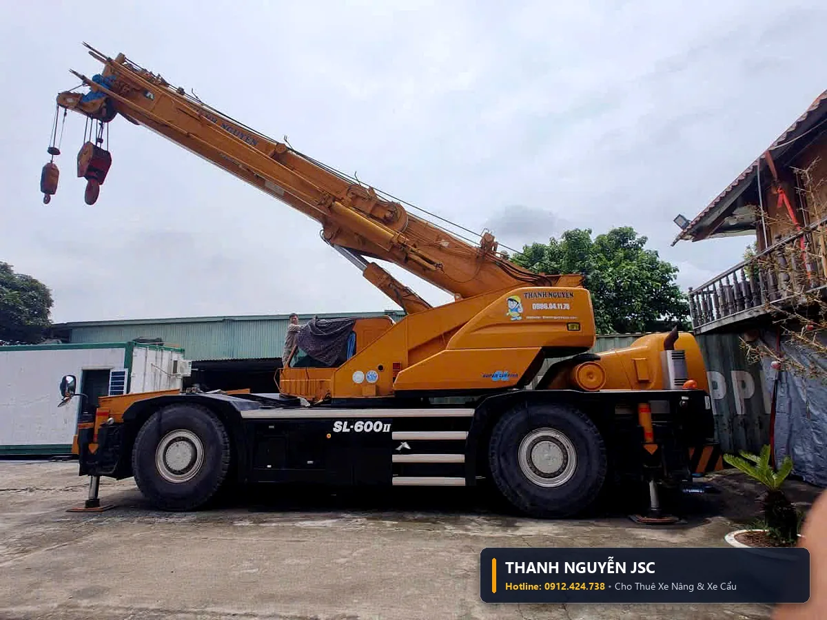 Xe cẩu 50 tấn Kato bánh lốp cơ động, hệ thống thủy lực đời mới tại bãi xe THÀNH HUY HOÀNG tại Hải Dương