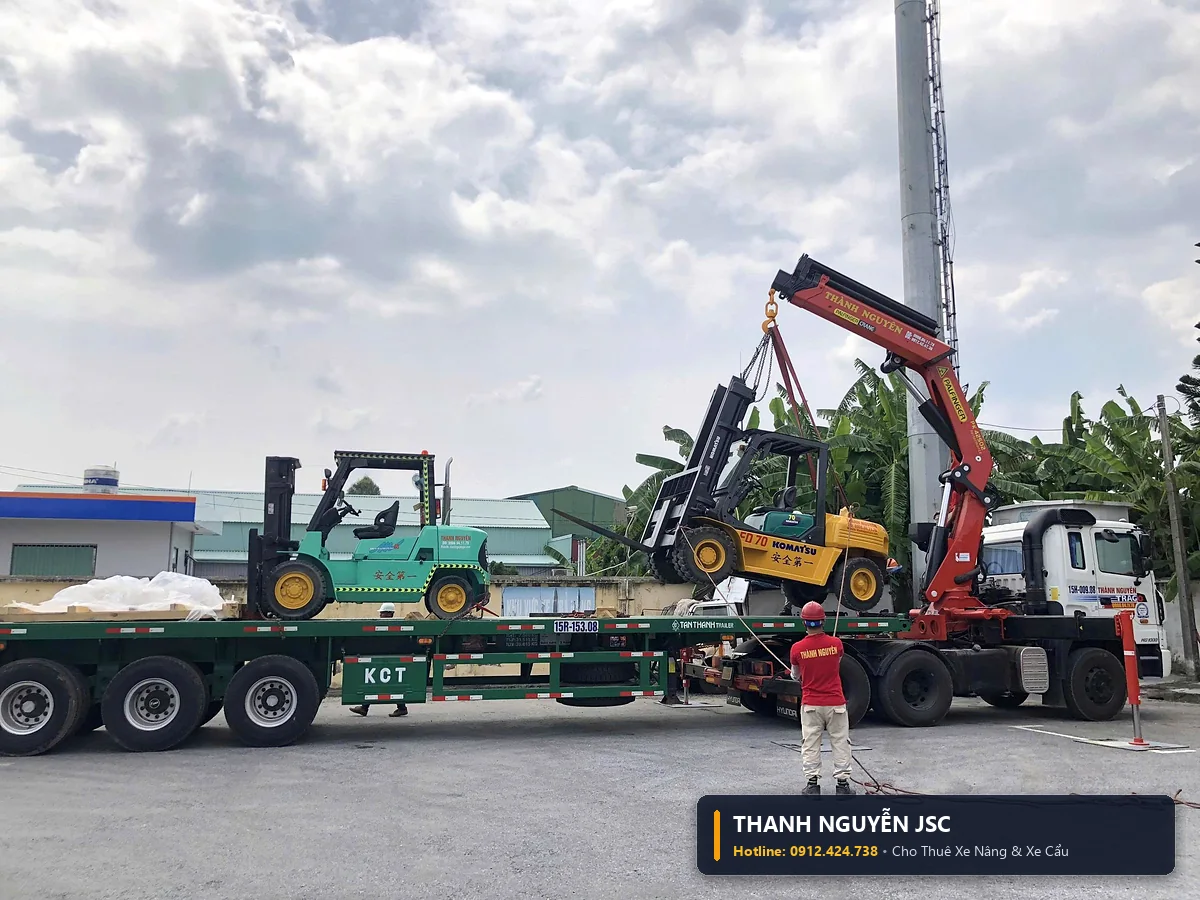 Xe cẩu tự hành Palfinger thực hiện cẩu nâng xe nâng Komatsu 7 tấn đặt lên rơ-moóc an toàn tuyệt đối