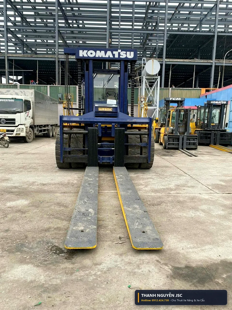 Cặp càng nâng siêu dài chịu tải nặng của xe nâng 25 tấn Komatsu FD250 phục vụ nâng hạ máy xưởng KCN - Thành Nguyên JSC