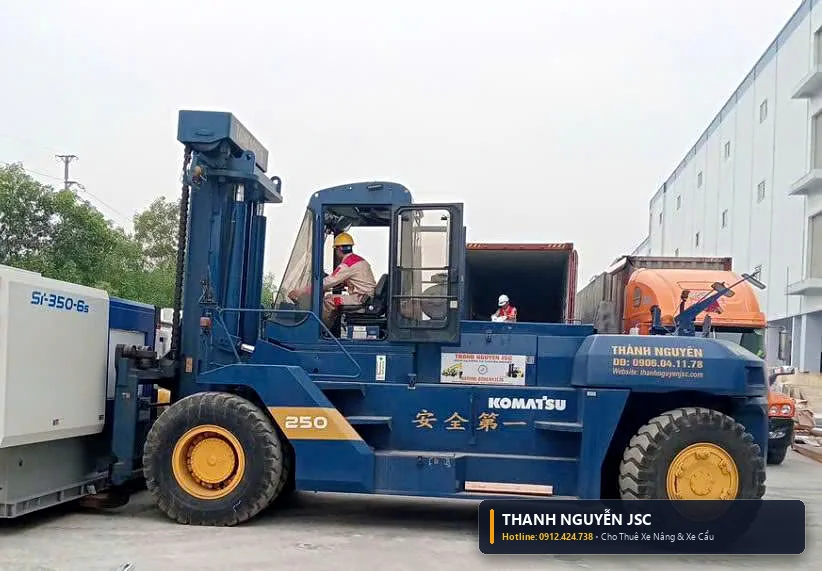 Xe nâng 25 tấn THÀNH HUY HOÀNG tại Hải Dương rút máy ép nhựa Si-350-6s từ container và hạ máy móc công nghiệp tại nhà xưởng KCN