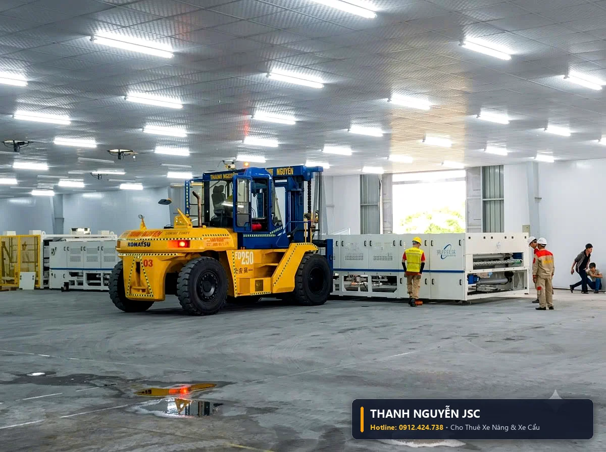 Xe nâng 25 tấn Komatsu chở khối thiết bị công nghiệp dài với sự hỗ trợ của kỹ thuật viên THÀNH HUY HOÀNG tại Hải Dương