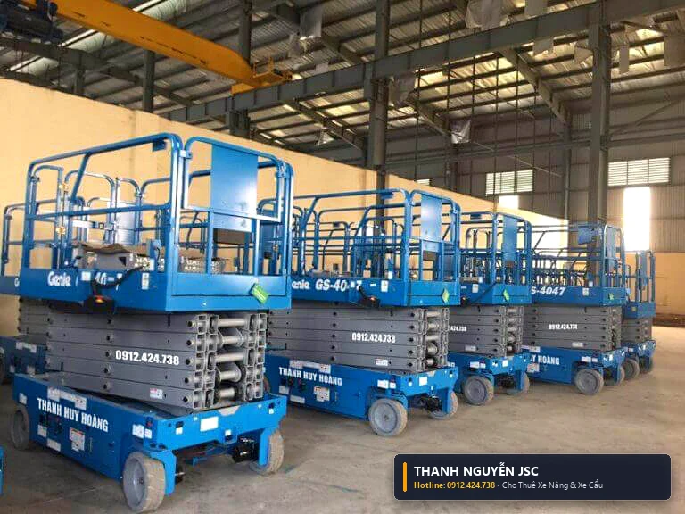 Đội xe nâng cắt kéo làm việc thi công trần xưởng KCN - THÀNH HUY HOÀNG tại Hải Dương