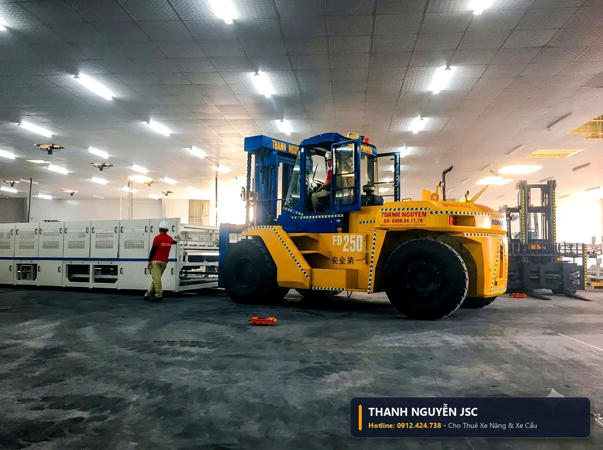 Cận cảnh xe nâng Komatsu FD250 tự trọng 32 tấn nâng hạ khối máy công nghiệp nặng
