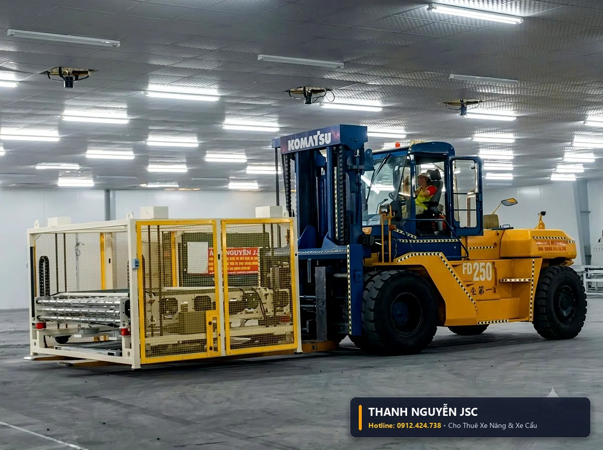 Cận cảnh xe nâng Komatsu FD250 nâng hạ cụm giàn lồng máy móc công nghiệp nặng mạ kẽm