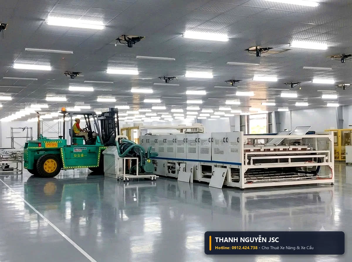Xe nâng Mitsubishi xoay trở bán kính hẹp di chuyển linh hoạt giữa các gian máy trong xưởng
