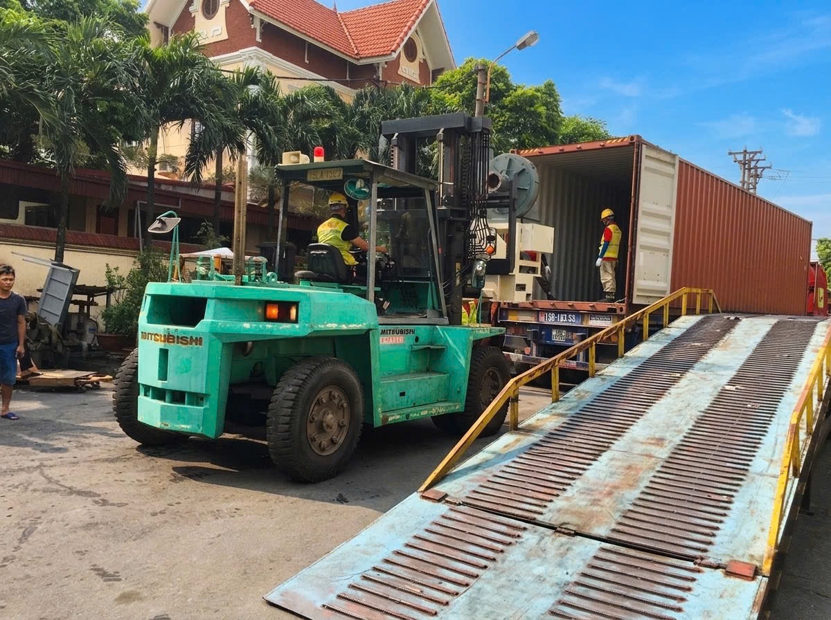 Xe cẩu chuyên dụng Kato 50 tấn nâng kết cấu thép công trình tại KCN Nam Sách Hải Dương