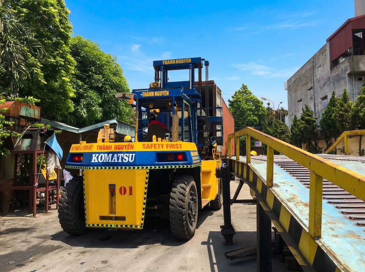 Xe nâng người cắt kéo làm việc trên cao tại nhà xưởng KCN Lai Vu Hải Dương