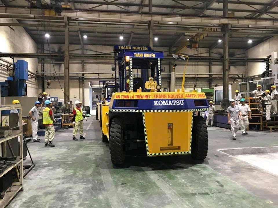 xe nâng Komatsu FD250 dẫn đầu đưa máy qua cửa cuốn xưởng cơ khí chính xác tại KCN Đại An Hải Dương