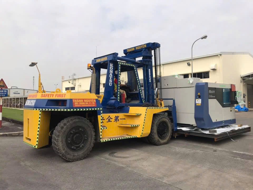 đội ngũ kỹ sư dùng kích thủy lực Masada và rùa con lăn hạ đặt máy CNC Makino PS105 vào bệ móng tại KCN Đại An Hải Dương