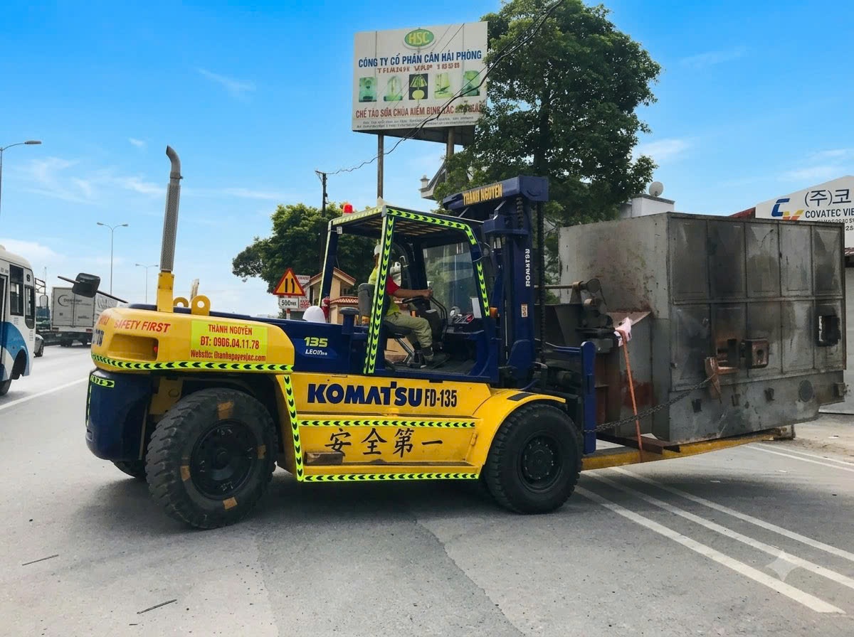 xe nâng Komatsu FD-135 đưa cụm lò nhiệt vào nhà xưởng kết cấu thép tiền chế tại KCN Tân Trường Hải Dương - THÀNH HUY HOÀNG