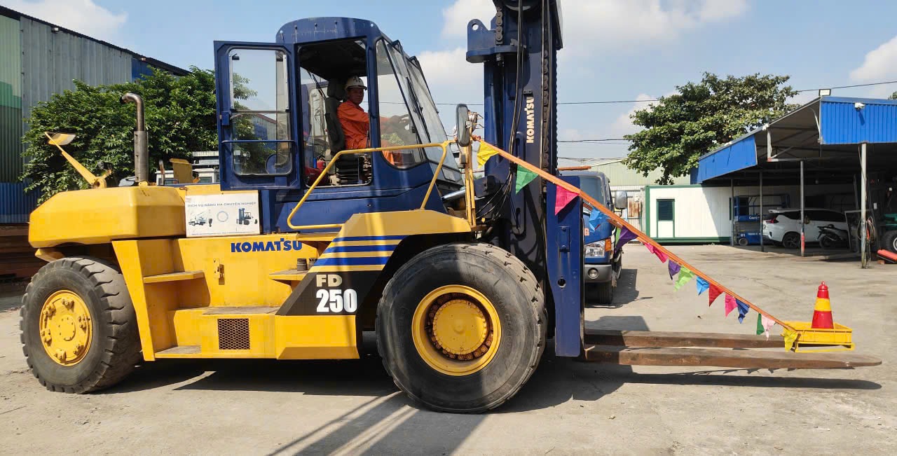 xe nâng Komatsu 25 tấn bánh đôi mỏ càng dài trang bị giá bảo hiểm an toàn tại KCN Tân Trường Hải Dương - THÀNH HUY HOÀNG
