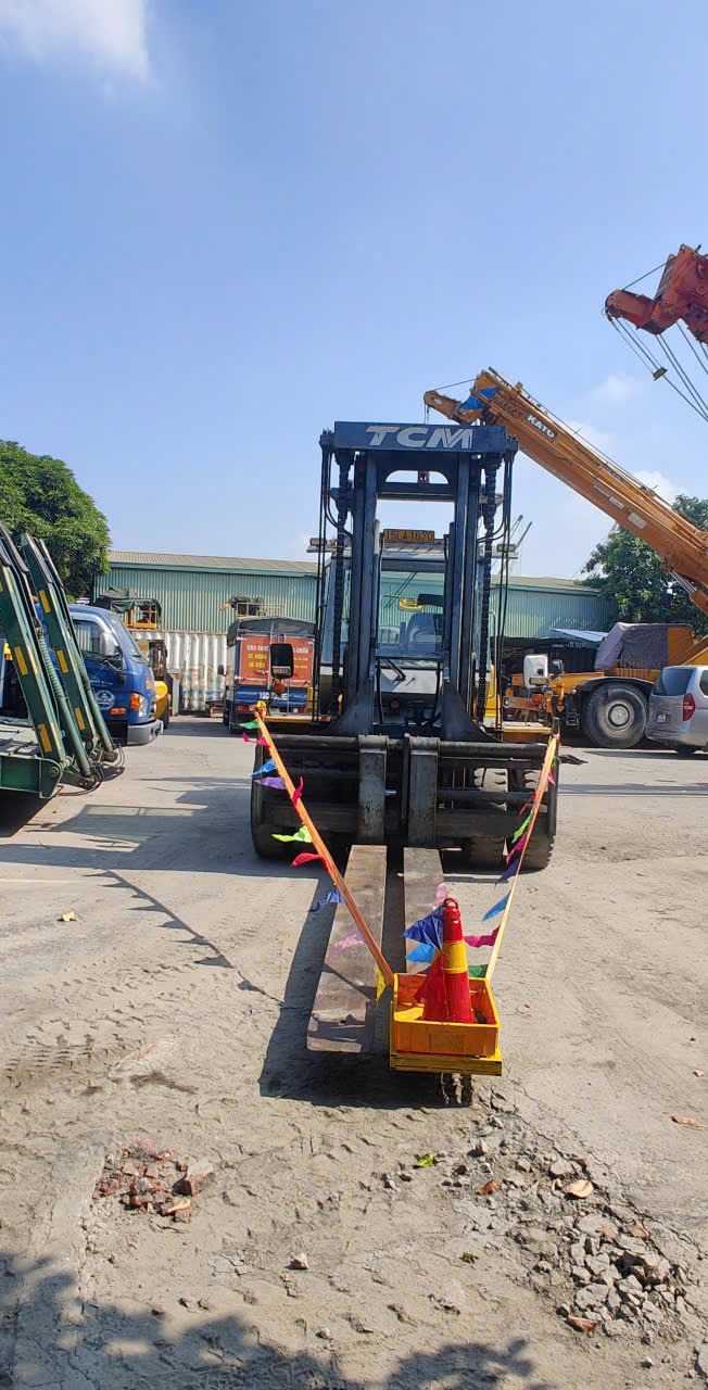xe nâng hạng nặng TCM 16 tấn mỏ càng dài gắn cọc tiêu phản quang tại KCN Tân Trường Hải Dương - THÀNH HUY HOÀNG