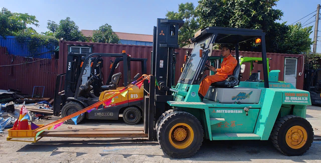 xe nâng Mitsubishi 7 tấn mỏ càng dài gắn giá an toàn phản quang tại KCN Tân Trường Hải Dương - THÀNH HUY HOÀNG
