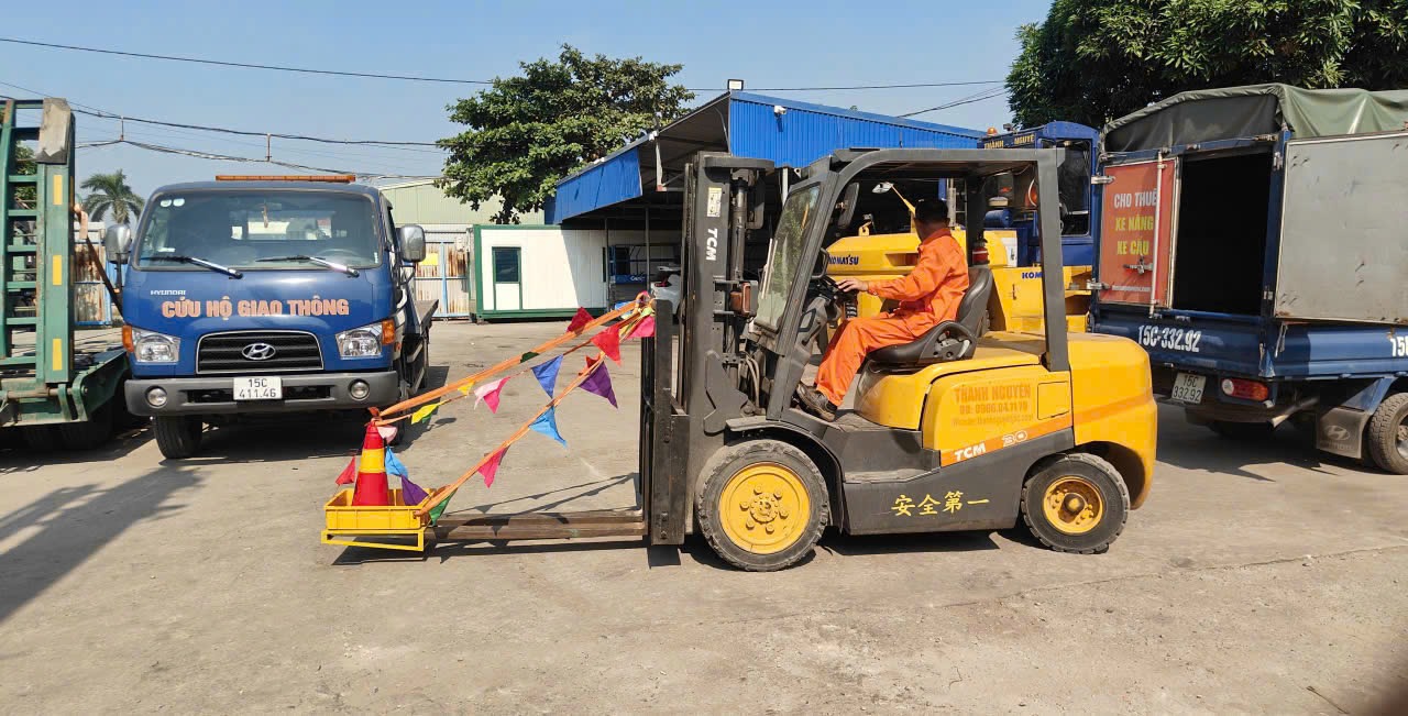 xe nâng TCM 3 tấn gắn biển An Toàn Là Trên Hết trang bị cọc tiêu bảo vệ tại KCN Tân Trường Hải Dương - THÀNH HUY HOÀNG
