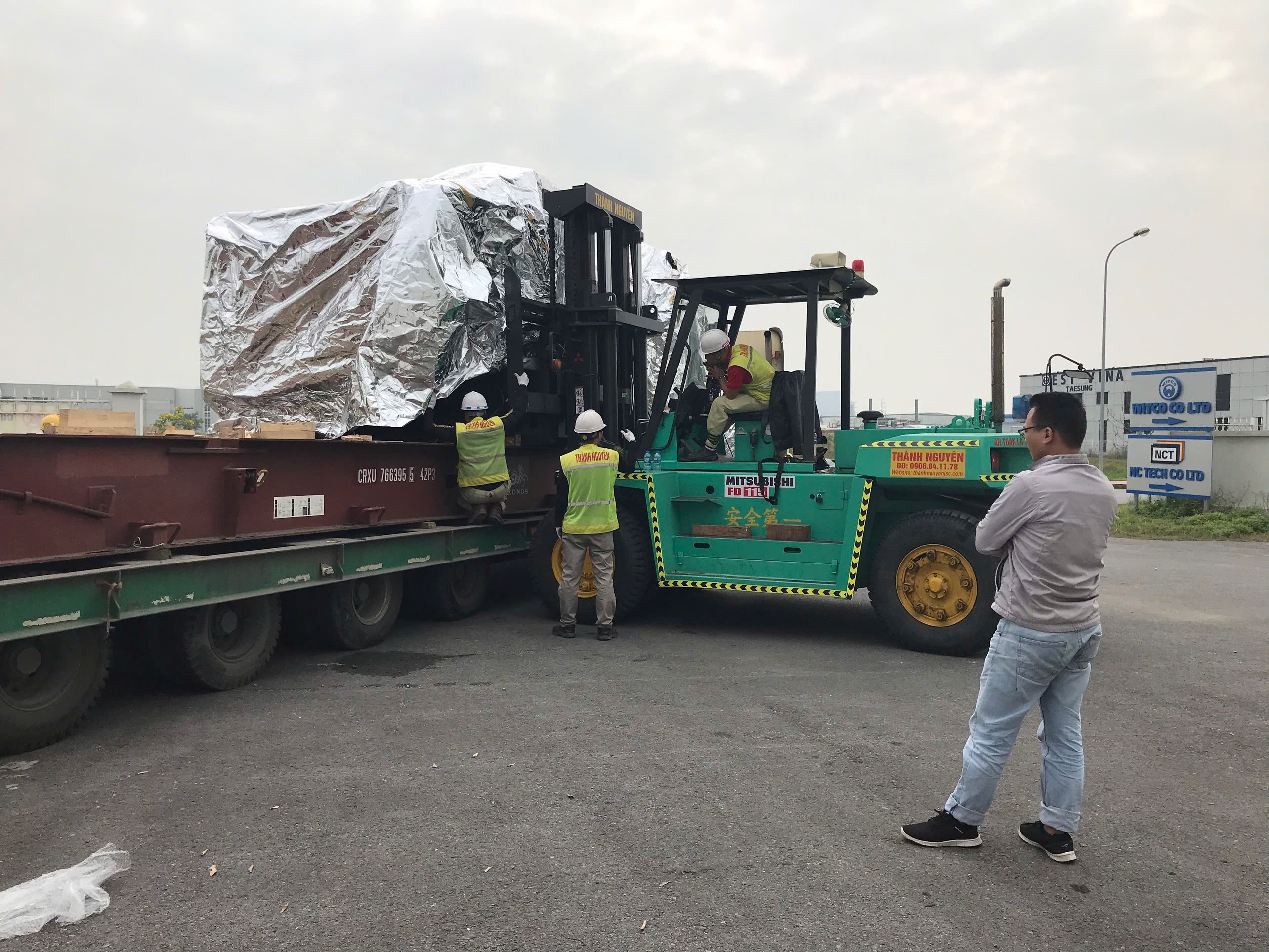 xe nâng Mitsubishi 11.5 tấn luồn càng dài bốc dỡ máy tiện CNC DOOSAN khỏi mooc lùn tại KCN Đại An Hải Dương - THÀNH HUY HOÀNG
