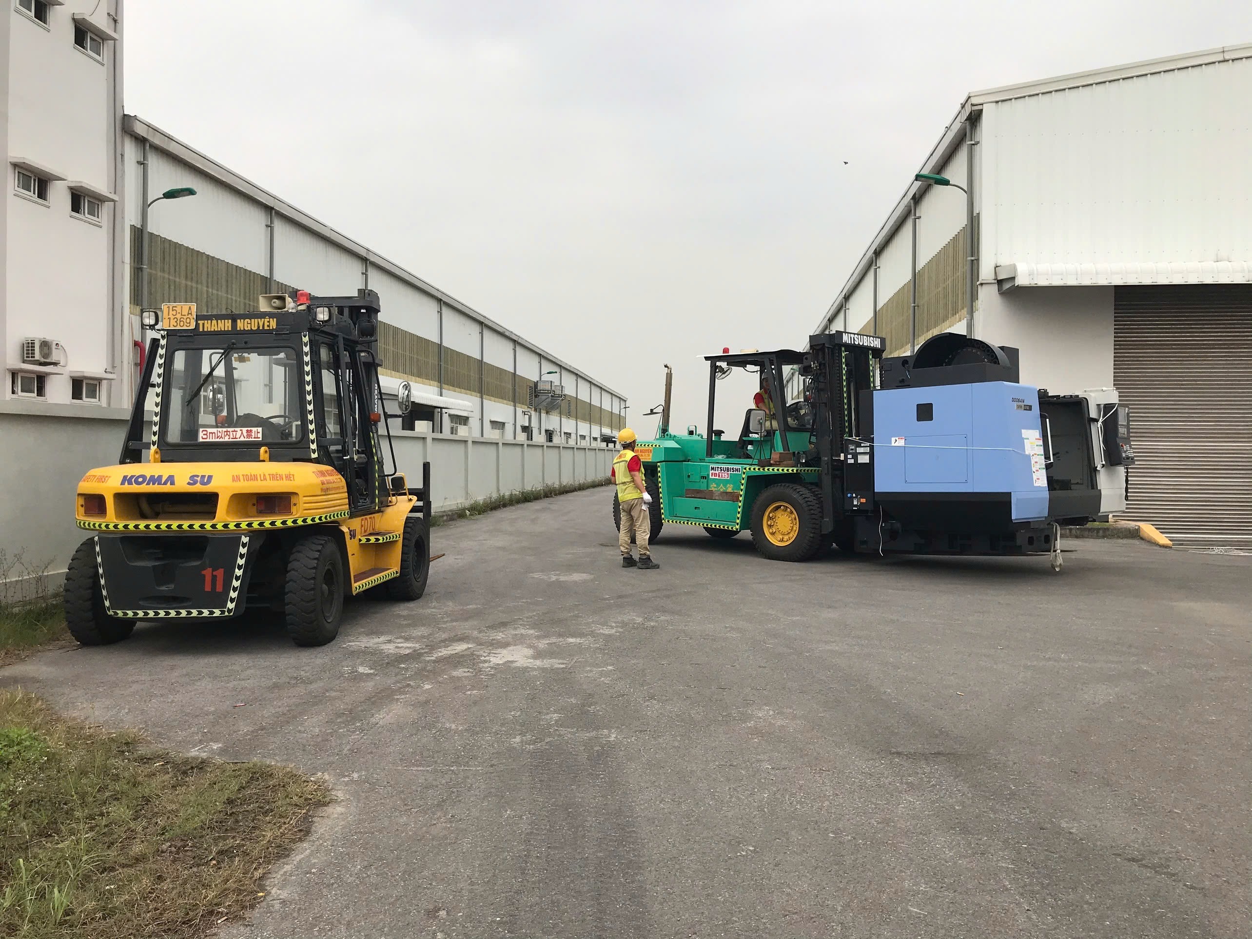 xe nâng Mitsubishi 11.5 tấn vận chuyển máy tiện CNC DOOSAN trên đường nội bộ KCN tại KCN Đại An Hải Dương - THÀNH HUY HOÀNG
