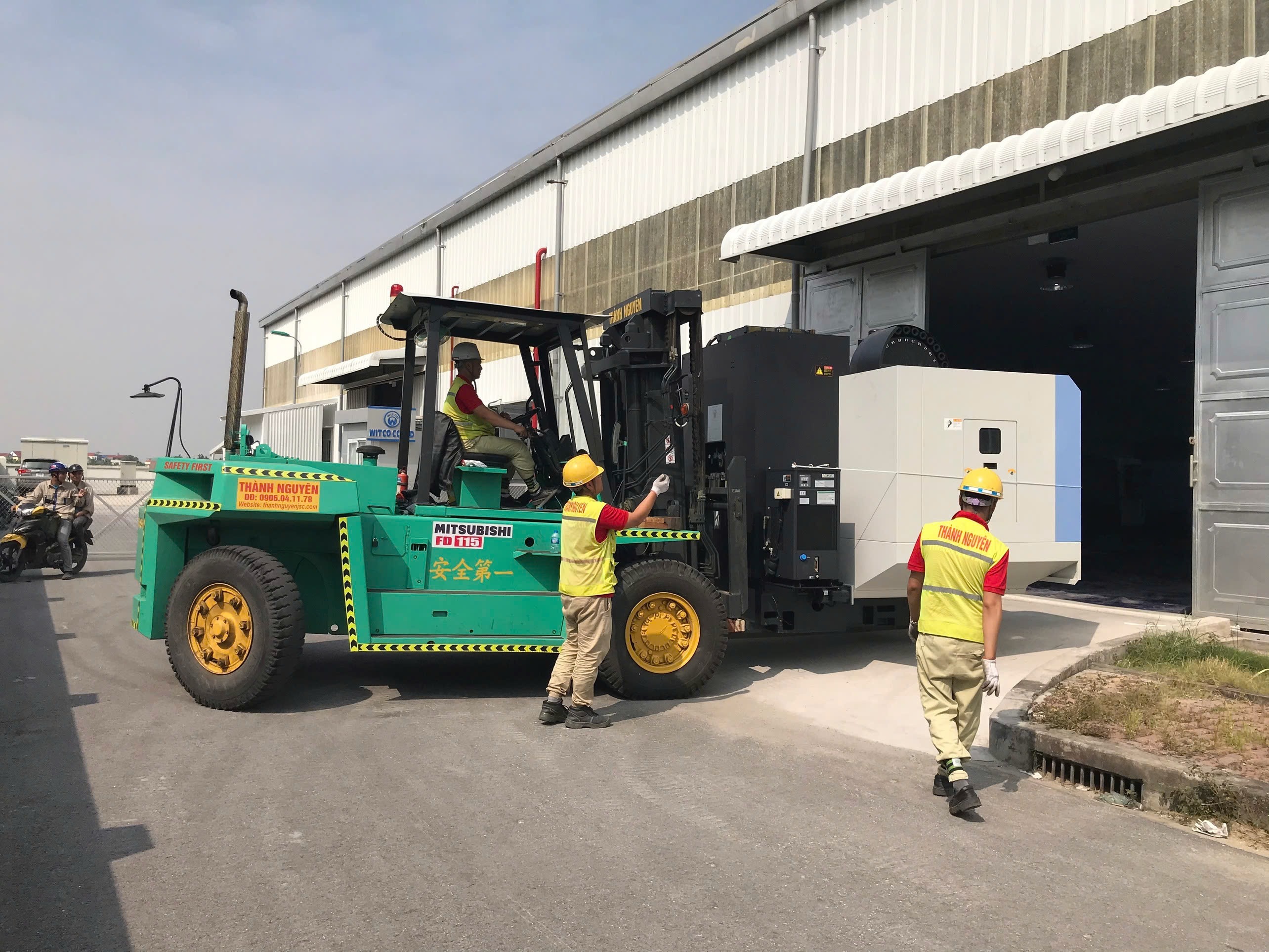 xe nâng hạ thấp khung nâng luồn máy tiện CNC DOOSAN qua cửa cuốn vào xưởng tại KCN Đại An Hải Dương - THÀNH HUY HOÀNG