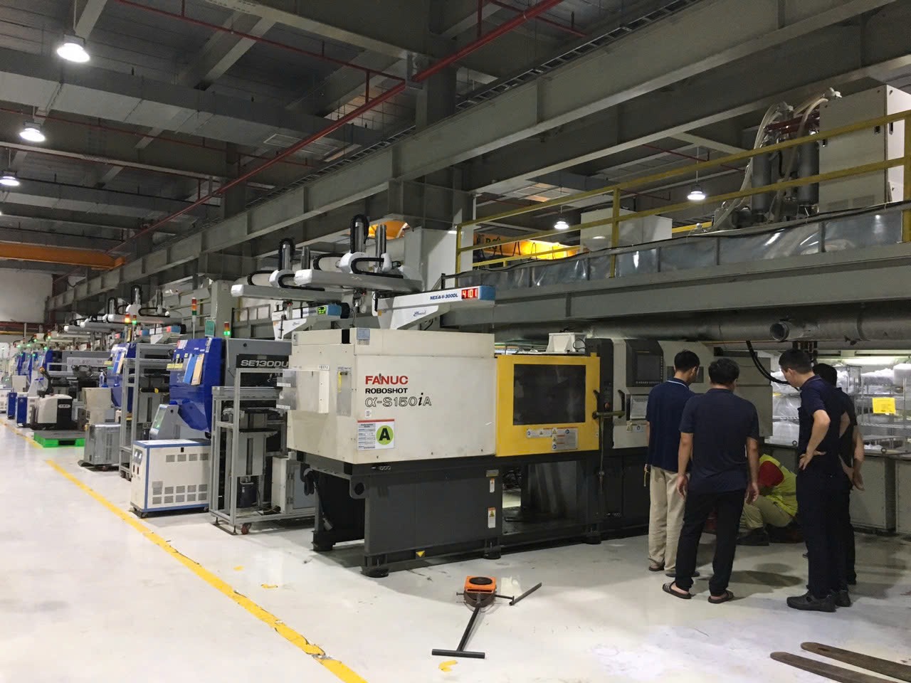 THÀNH HUY HOÀNG xe nâng bốc dỡ thân máy từ rơ moóc tại KCN Đại An Hải Dương