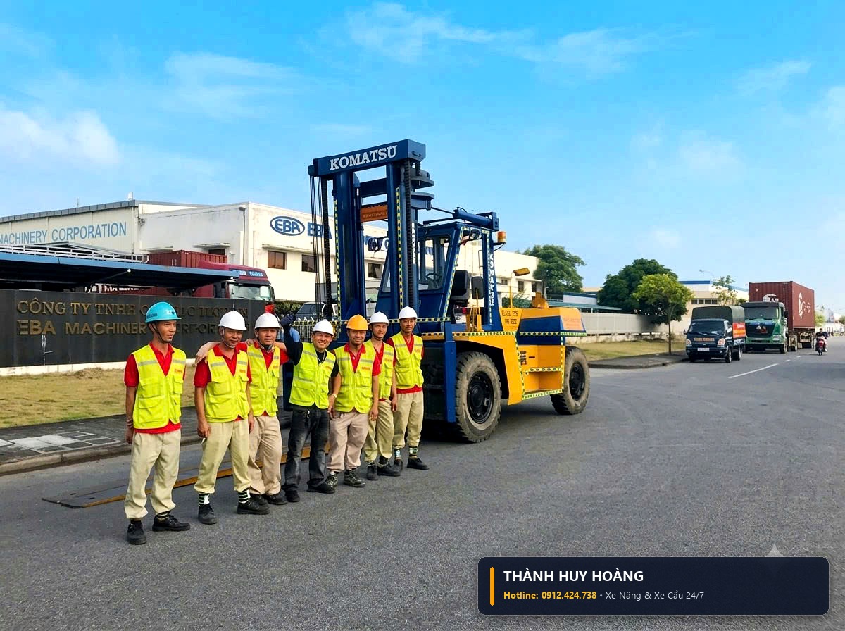 Biện Pháp Xe Nâng Mitsubishi FD115 Đưa Khối Máy Phay Bọc Màng Bạc Chân Không Qua Cửa Xưởng Hẹp Tại KCN Đại An – Hải Dương