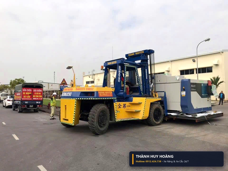 Hình ảnh thực tế biện pháp xe nâng Mitsubishi FD115 đưa khối máy phay bọc màng bạc chân không qua cửa xưởng hẹp phục vụ dự án tại KCN Đại An - Tân Trường Hải Dương