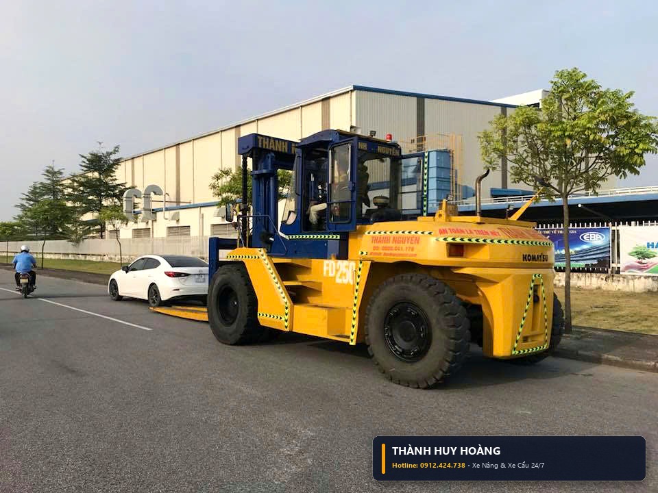 Hình ảnh thực tế biện pháp xe nâng Mitsubishi FD115 đưa khối máy phay bọc màng bạc chân không qua cửa xưởng hẹp phục vụ dự án tại KCN Đại An - Tân Trường Hải Dương