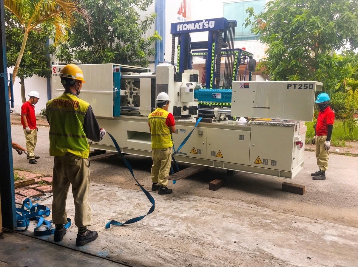 Nhật Ký Thi Công: Cặp Xe Nâng Komatsu & Mitsubishi Rút Cont Hạ Đặt Máy Ép Nhựa LK Potenza 13.8T Tại KCN Tân Trường – Hải Dương