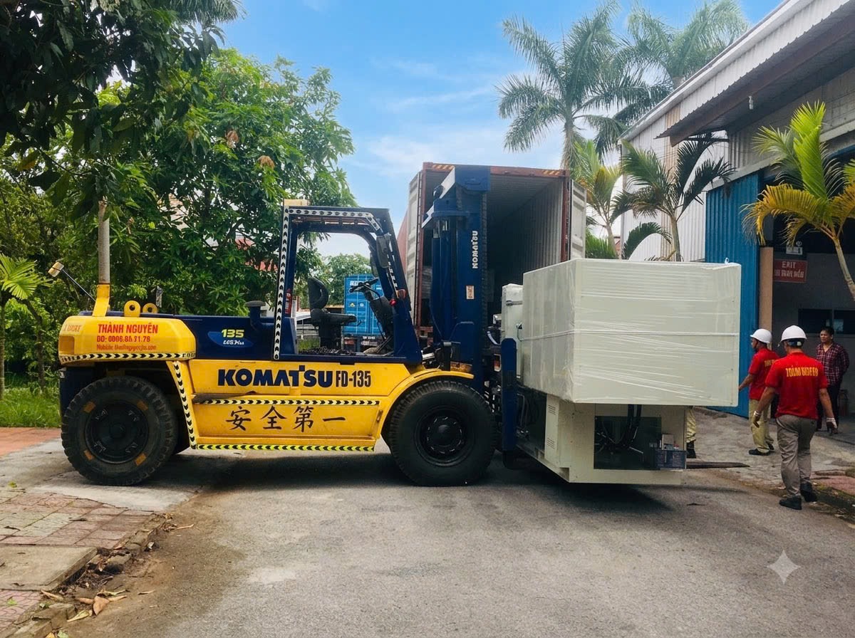 rút máy ép nhựa LK Potenza PT250 ra khỏi sàn xe container an toàn tại KCN Tân Trường Hải Dương - THÀNH HUY HOÀNG